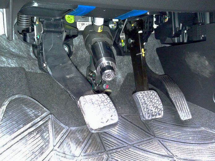 Блокиратор рулевого вала Перехват-Универсал установленный на автомобиле Chevrolet Aveo 2012-2015