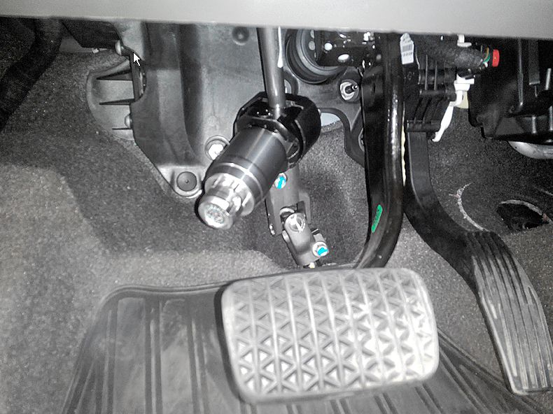 Блокиратор рулевого вала Перехват-Универсал установленный на автомобиле Chevrolet Cobalt 2013-2015