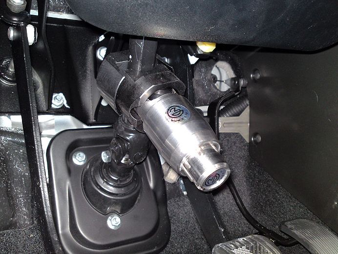 Блокиратор рулевого вала Перехват-Универсал установленный на автомобиле Chevrolet Niva 2002-