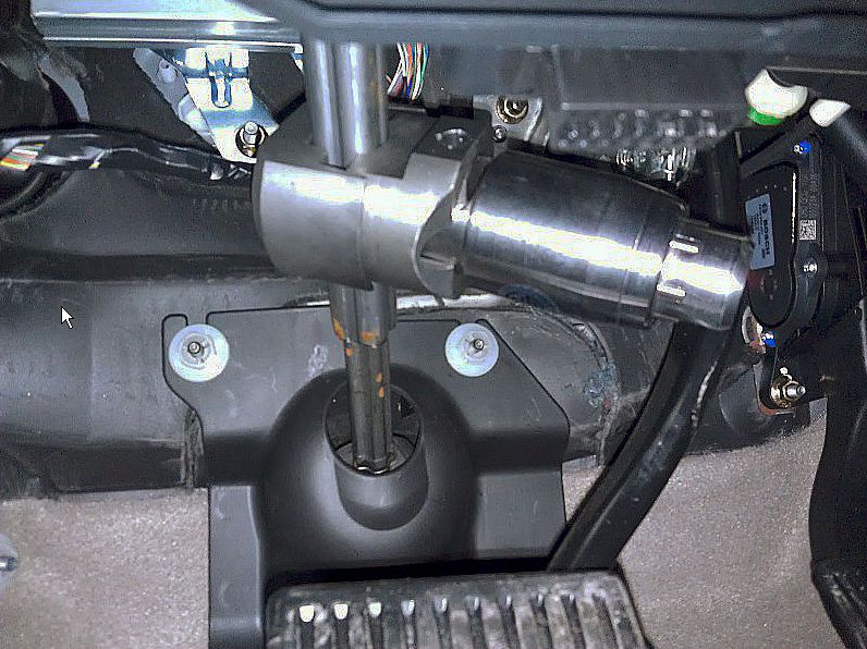 Блокиратор рулевого вала Перехват-Универсал установленный на автомобиле FAW Besturn B50 2012-