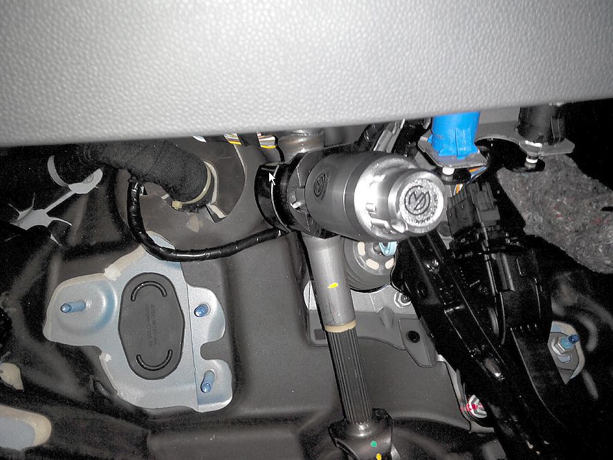 Блокиратор рулевого вала Перехват-Универсал установленный на автомобиле Ford EcoSport AKPP 2014-