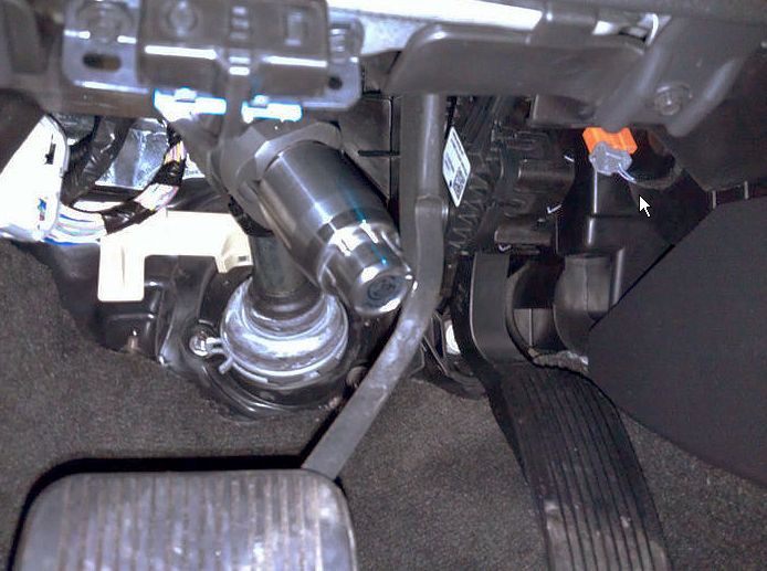 Блокиратор рулевого вала Перехват-Универсал установленный на автомобиле Ford Explorer 2011-2016