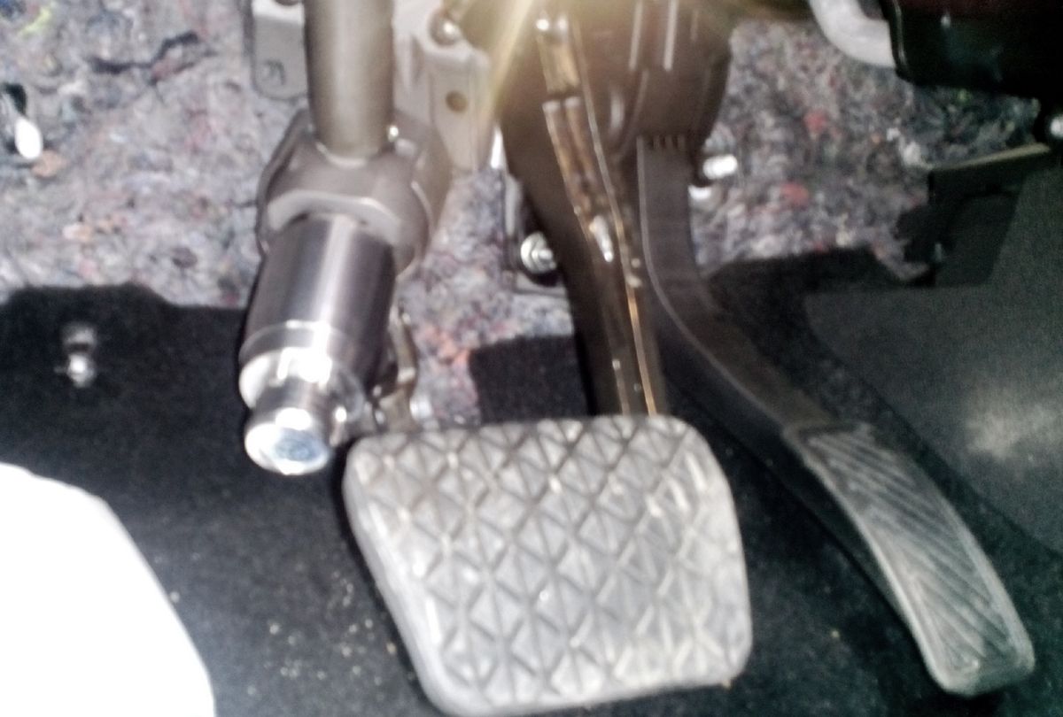 Блокиратор рулевого вала Перехват-Универсал установленный на автомобиле Ford Fiesta 2015-