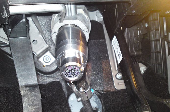 Блокиратор рулевого вала Перехват-Универсал установленный на автомобиле Ford Focus II 2004-2011