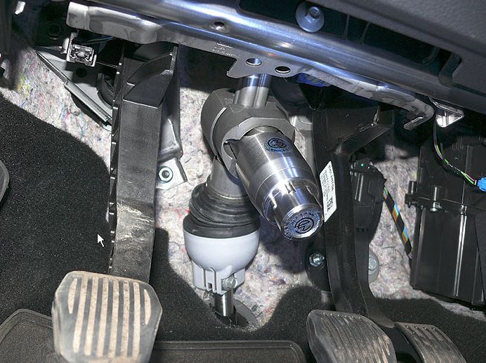 Блокиратор рулевого вала Перехват-Универсал установленный на рулевом валу Форд Фокус.
