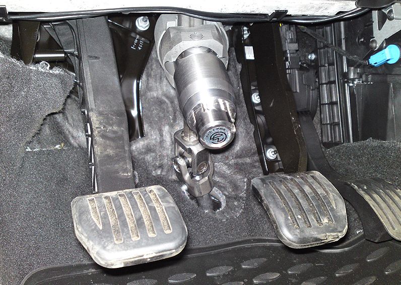 Блокиратор рулевого вала Перехват-Универсал установленный на автомобиле Ford Mondeo MKPP 2007-2015