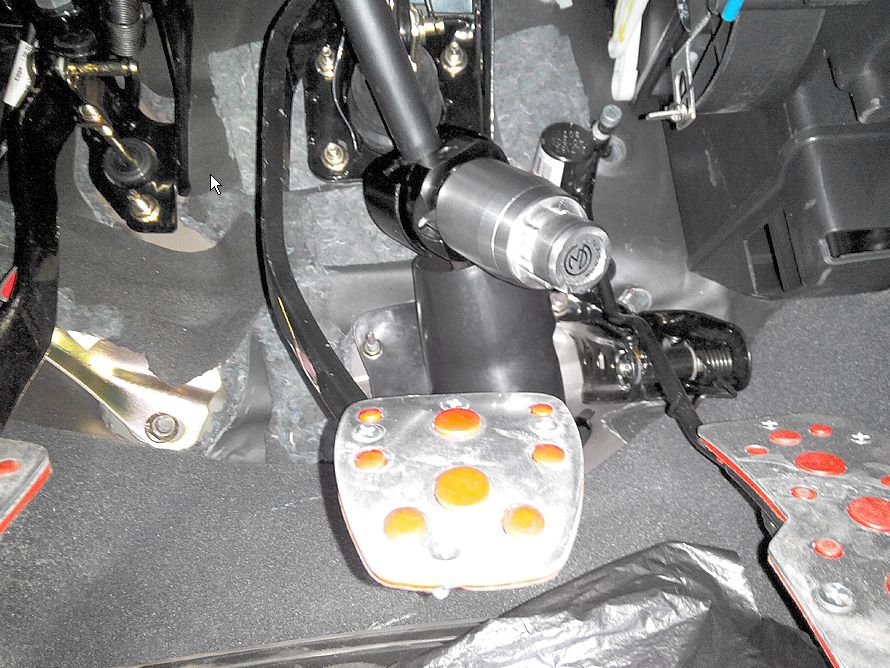 Блокиратор рулевого вала Перехват-Универсал установленный на автомобиле Geely MK Cross 2012-2016