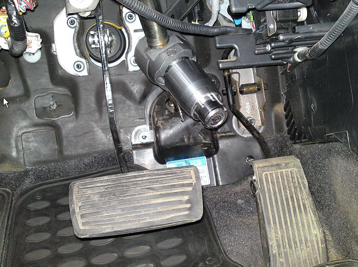 Блокиратор рулевого вала Перехват-Универсал установленный на автомобиле Honda Accord 2003-2008