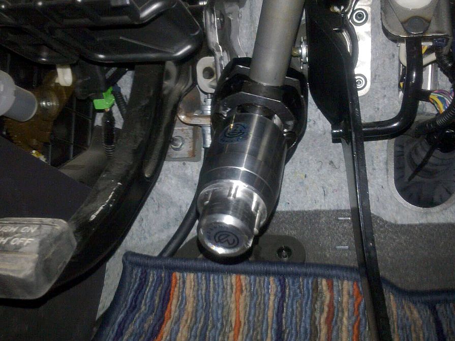 Блокиратор рулевого вала Перехват-Универсал установленный на автомобиле Honda Stepwgn 2009-2015