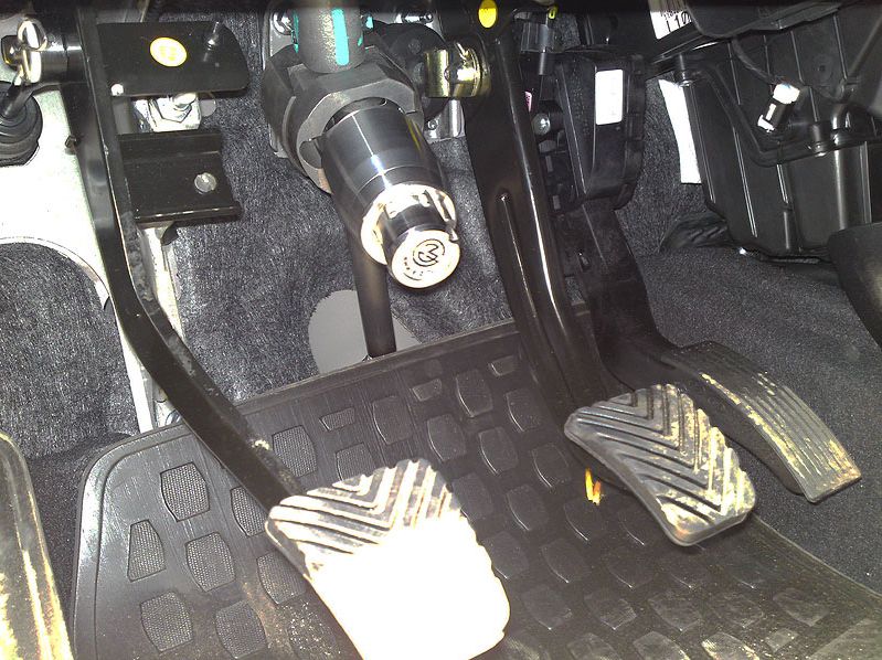 Блокиратор рулевого вала Перехват-Универсал установленный на рулевом валу Hyundai Solaris.