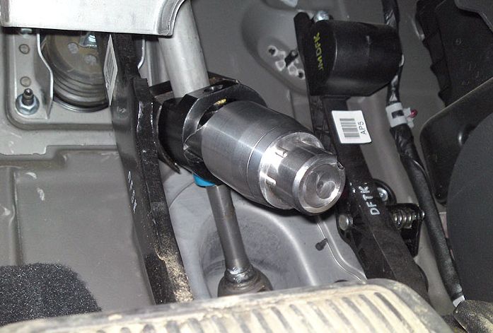 Блокиратор рулевого вала Перехват-Универсал установленный на автомобиле Hyundai Tucson I 2004-2009