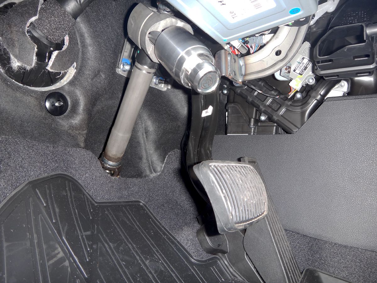 Блокиратор рулевого вала Перехват-Универсал установленный на автомобиле Hyundai Tucson III 2015-