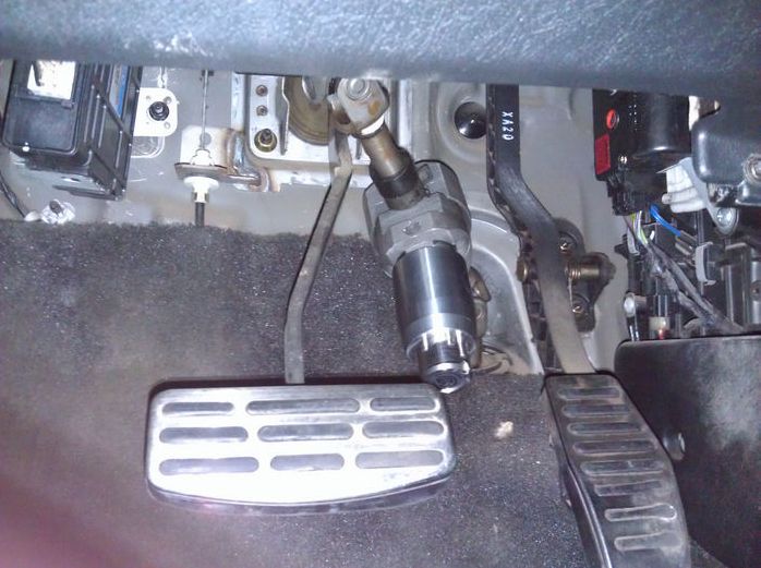 Блокиратор рулевого вала Перехват-Универсал установленный на автомобиле Hyundai Tuscani