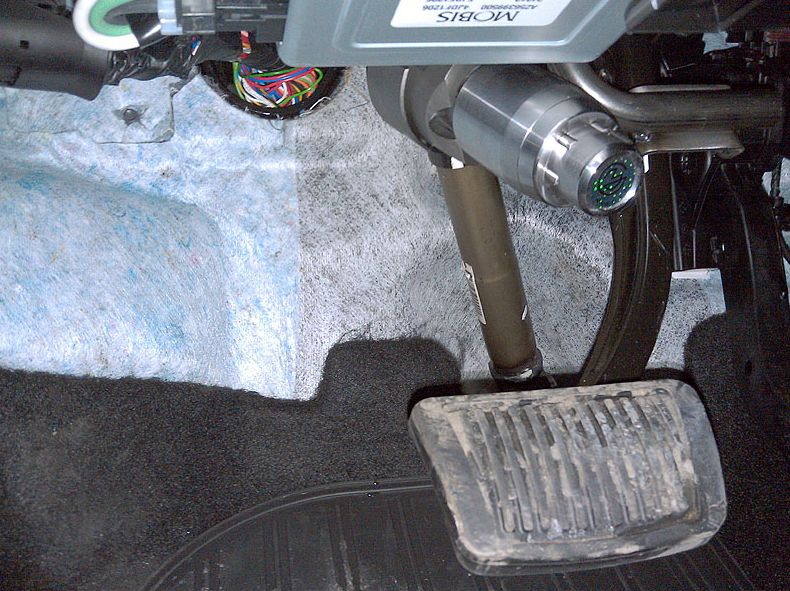 Блокиратор рулевого вала Перехват-Универсал установленный на автомобиле Kia Ceed 2012-