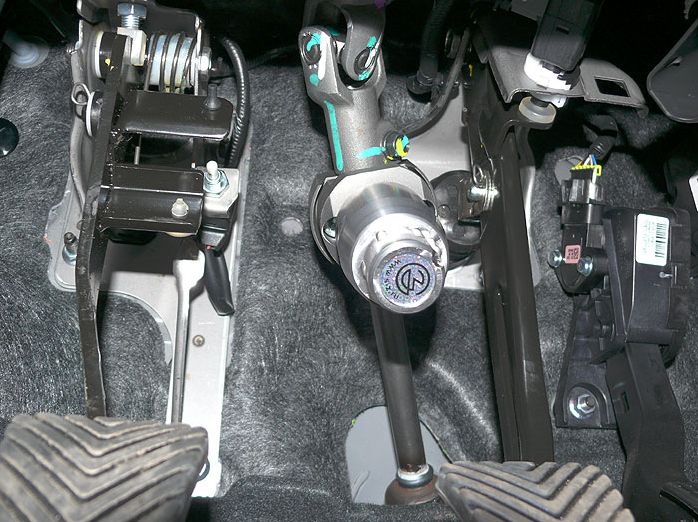 Блокиратор рулевого вала Перехват-Универсал установленный на автомобиле Kia Rio III 2011-2015