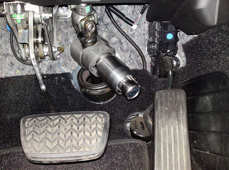 Блокиратор рулевого вала Перехват-Универсал установленный на автомобиле Lexus GS