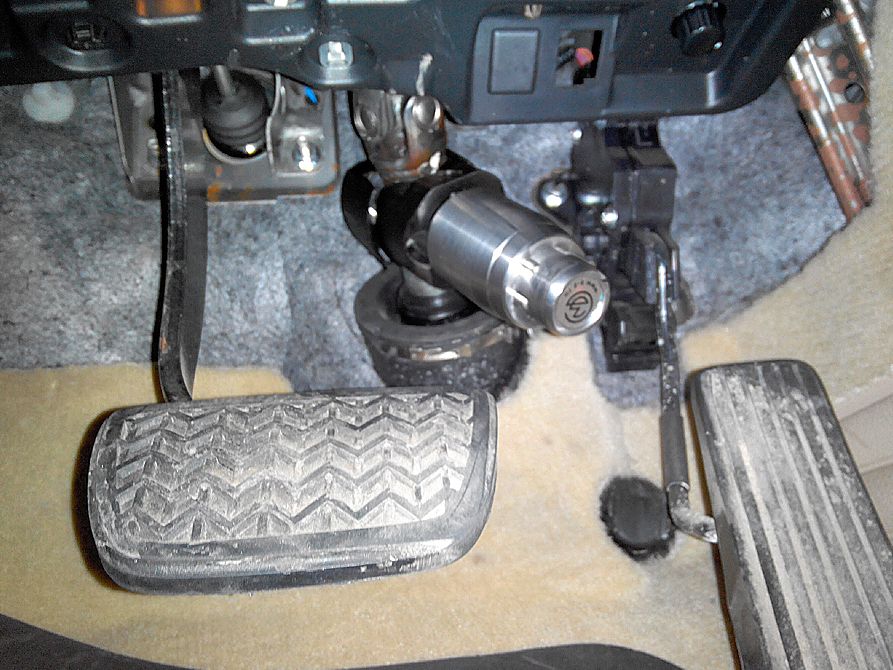 Блокиратор рулевого вала Перехват-Универсал установленный на автомобиле Lexus RX270 2010-2015