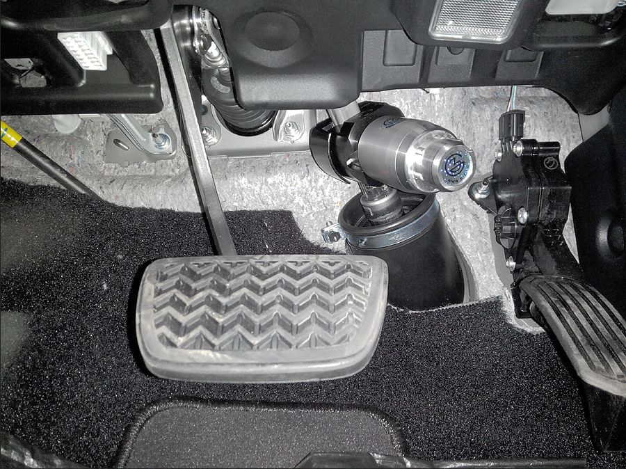 Блокиратор рулевого вала Перехват-Универсал установленный на автомобиле Lexus RX350 2009-2015