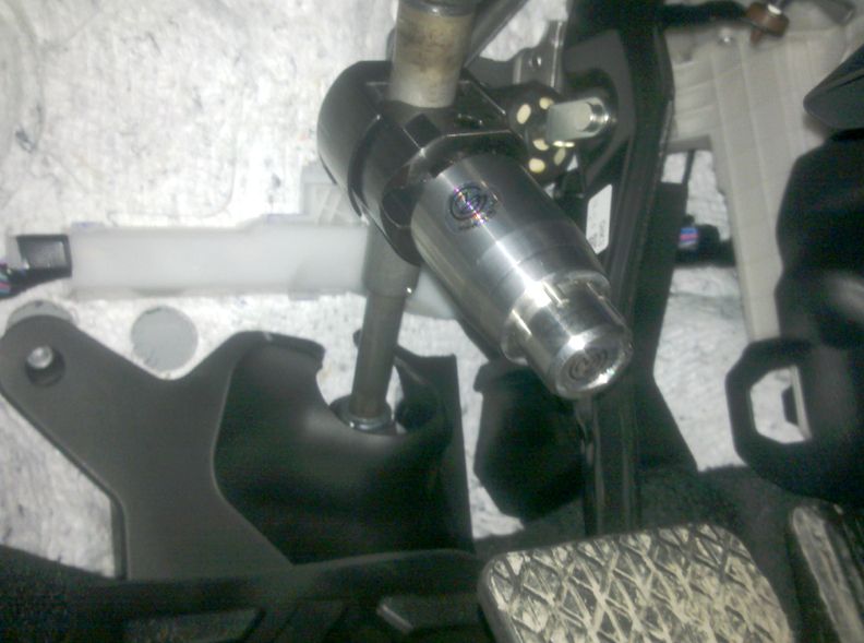 Блокиратор рулевого вала Перехват-Универсал установленный на автомобиле Mazda 3 2013-