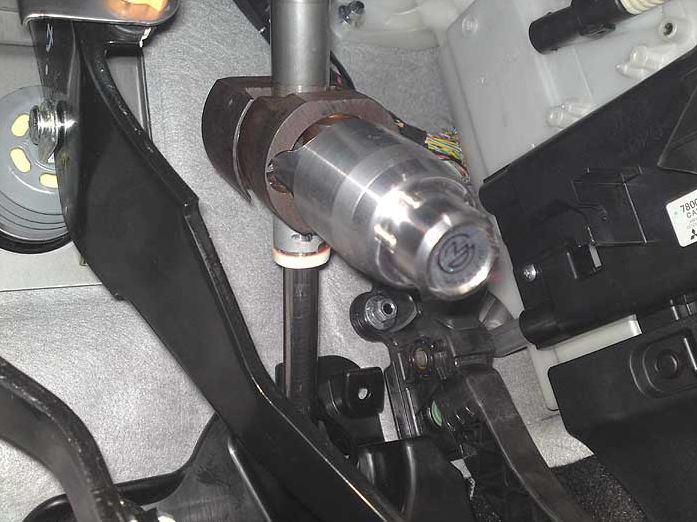 Блокиратор рулевого вала Перехват-Универсал установленный на автомобиле Mitsubishi Outlander XL