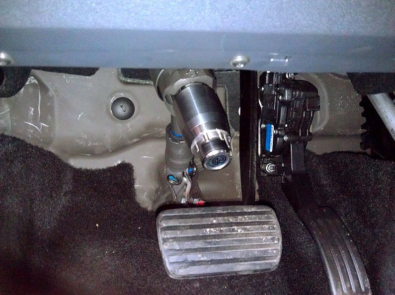 Блокиратор рулевого вала Перехват-Универсал установленный на автомобиле Nissan Almera III 2012-