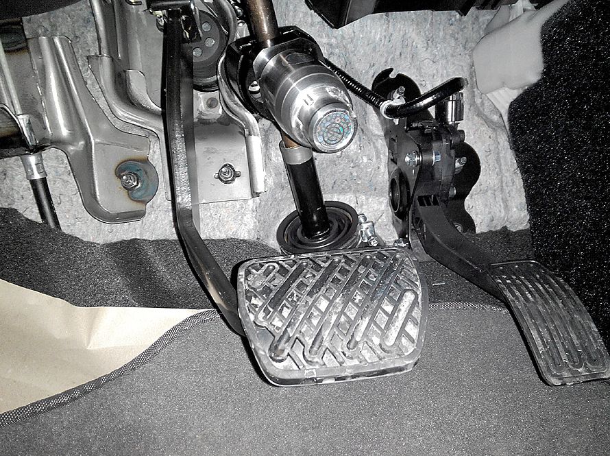 Блокиратор рулевого вала Перехват-Универсал установленный на автомобиле Nissan Murano II 2007-2016