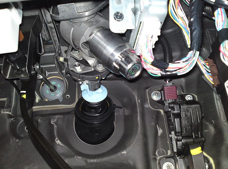 Блокиратор рулевого вала Перехват-Универсал установленный на автомобиле Nissan Pathfinder III 2004-2014