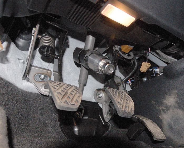 Блокиратор рулевого вала Перехват-Универсал установленный на автомобиле Nissan Qashqai+2 2008-2013