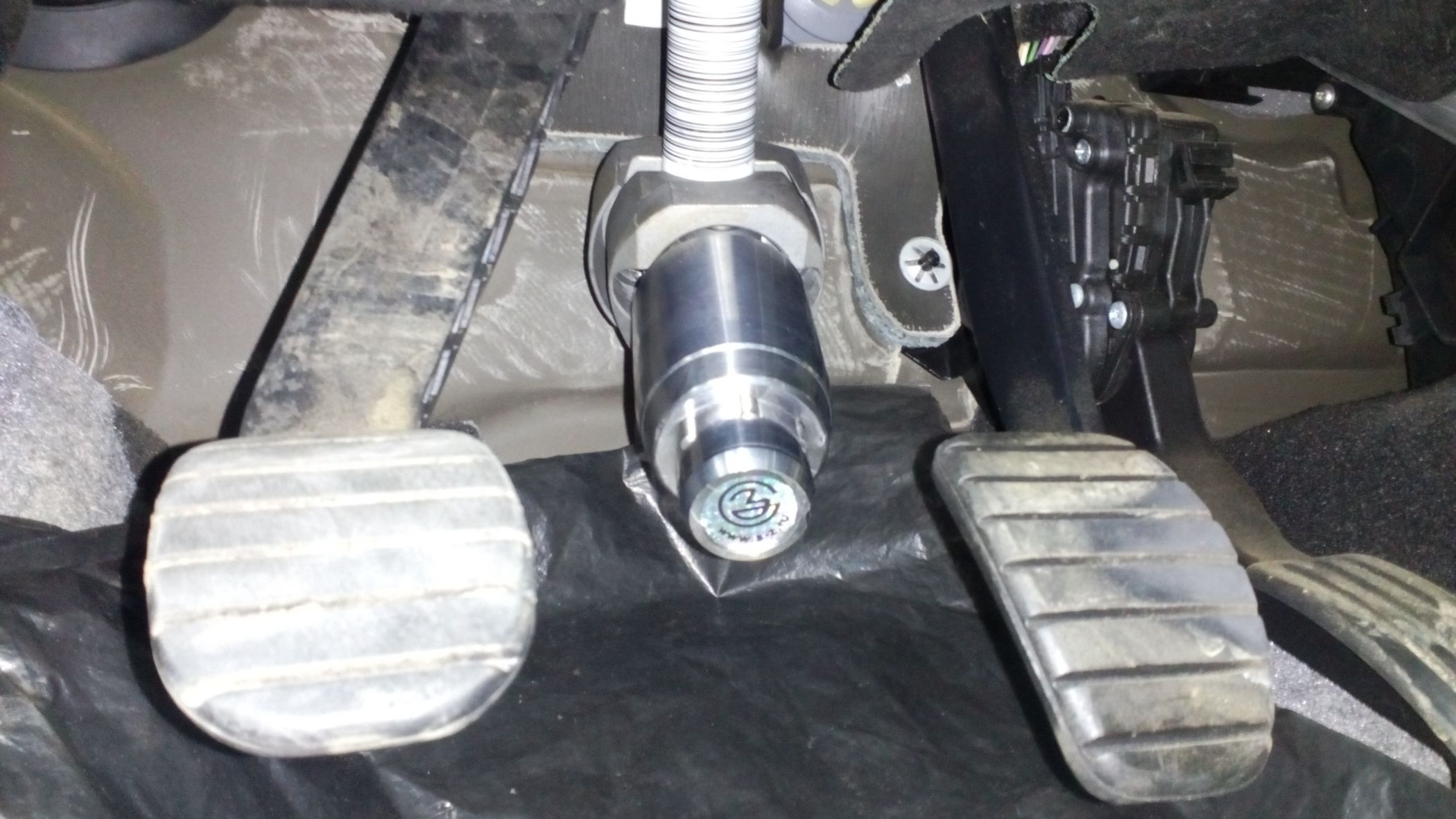 Блокиратор рулевого вала Перехват-Универсал установленный на автомобиле Nissan Terrano 2014-