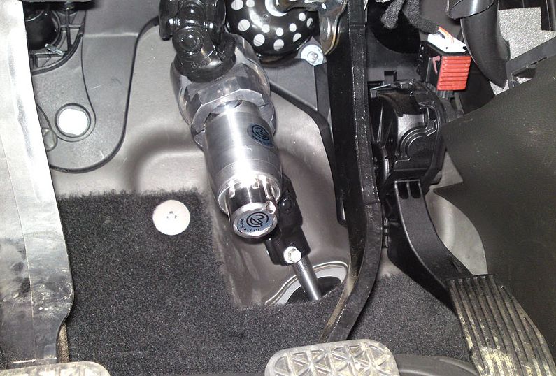 Блокиратор рулевого вала Перехват-Универсал установленный на автомобиле Opel Astra J 2009-2015
