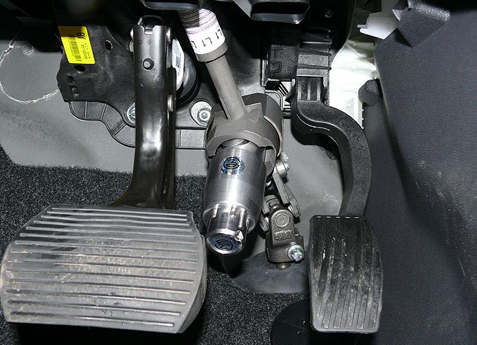 Блокиратор рулевого вала Перехват-Универсал установленный на автомобиле Opel Corsa D 2006-2014