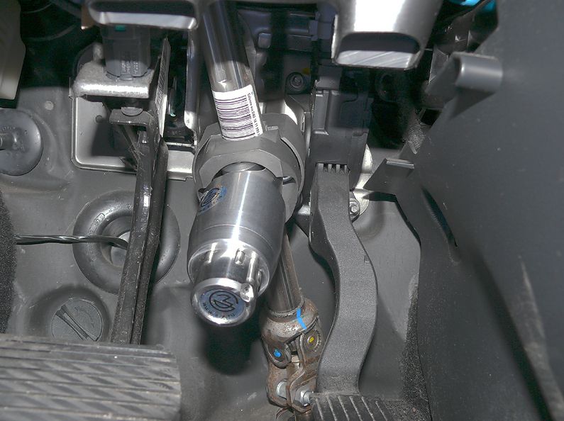 Блокиратор рулевого вала Перехват-Универсал установленный на автомобиле Peugeot 207