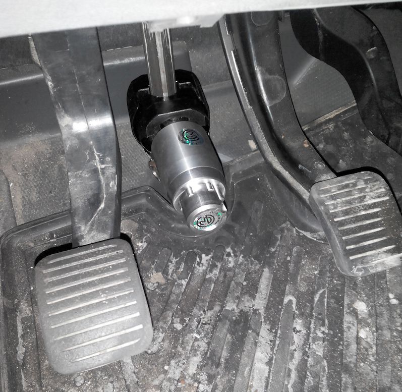 Блокиратор рулевого вала Перехват-Универсал установленный на автомобиле Peugeot Boxer