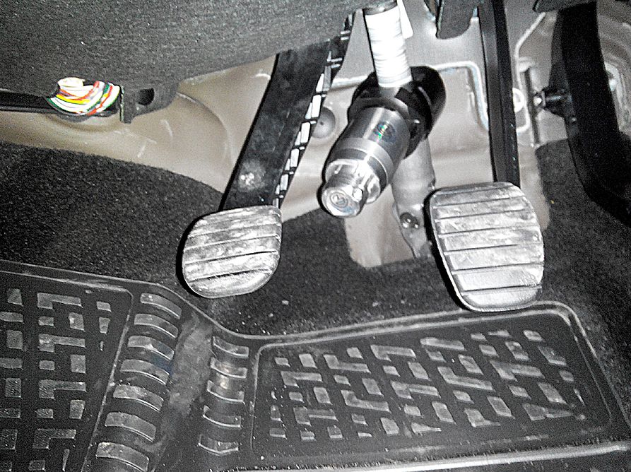 Блокиратор рулевого вала Перехват-Универсал установленный на автомобиле Renault Duster 2010-2015