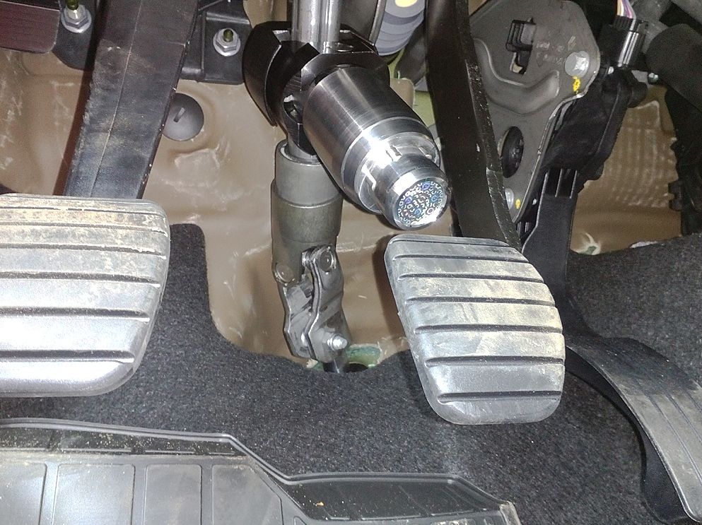 Блокиратор рулевого вала Перехват-Универсал установленный на рулевом валу Renault Duster.