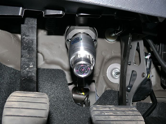 Блокиратор рулевого вала Перехват-Универсал установленный на автомобиле Renault Kangoo 2008-2013