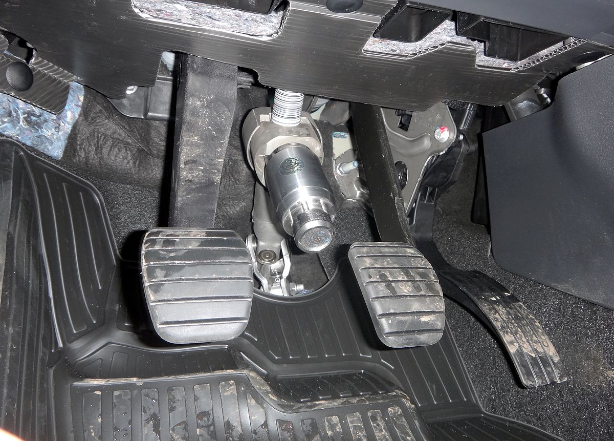 Блокиратор рулевого вала Перехват-Универсал установленный на автомобиле Renault Kaptur 2016-