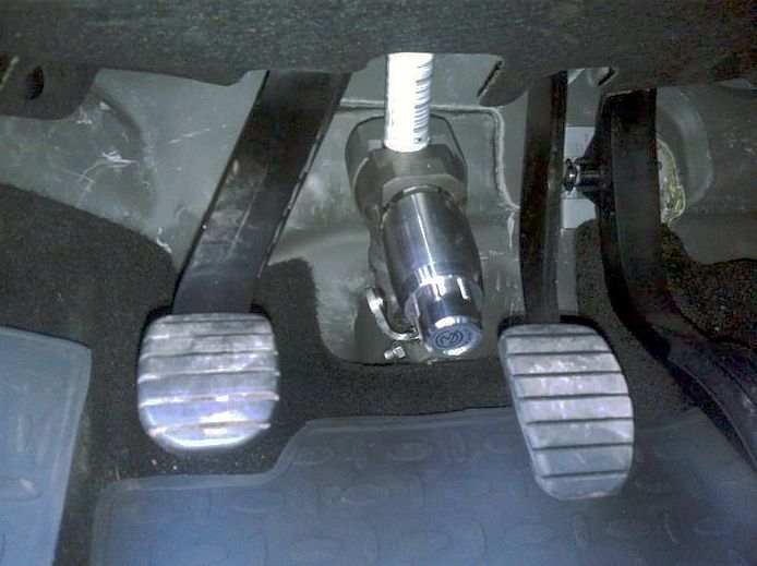 Блокиратор рулевого вала Перехват-Универсал установленный на автомобиле Renault Sandero Stepway 2010-2014