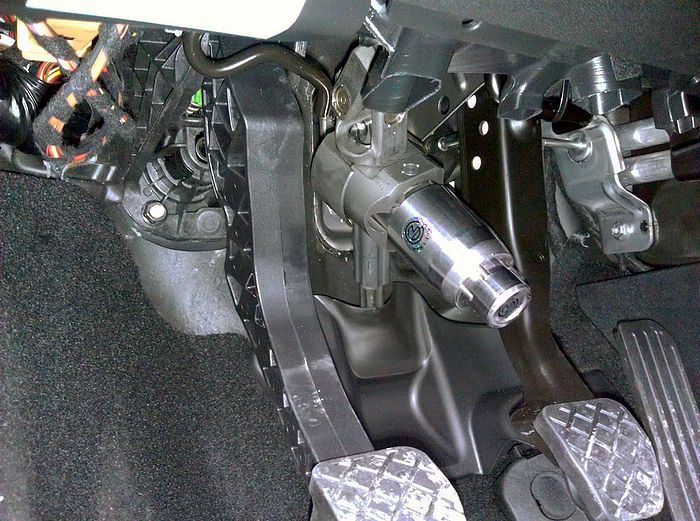 Блокиратор рулевого вала Перехват-Универсал установленный на автомобиле Seat Leon MKPP