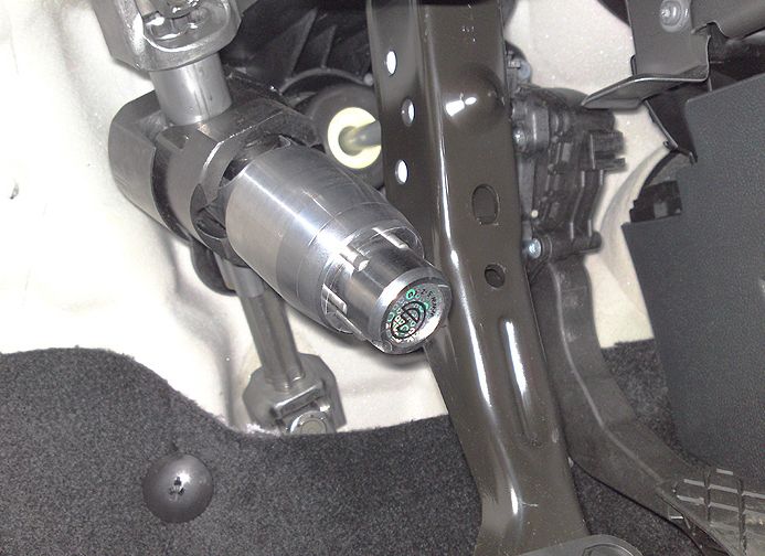 Блокиратор рулевого вала Перехват-Универсал установленный на автомобиле Skoda Fabia MK3 2014-