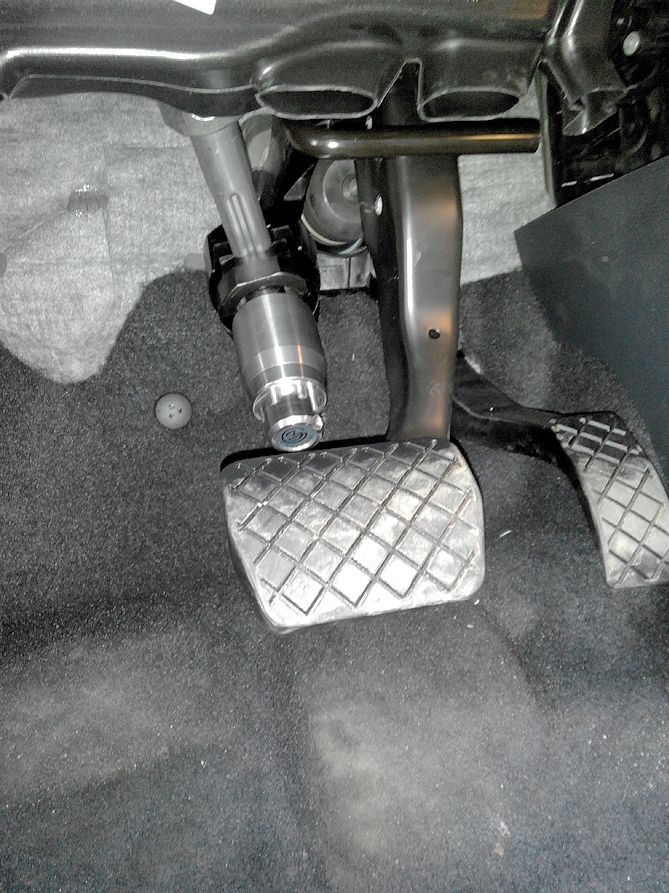 Блокиратор рулевого вала Перехват-Универсал установленный на автомобиле Skoda Octavia A7 2013-