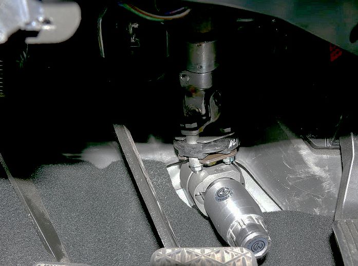 Блокиратор рулевого вала Перехват-Универсал установленный на автомобиле SsangYong Actyon Sports