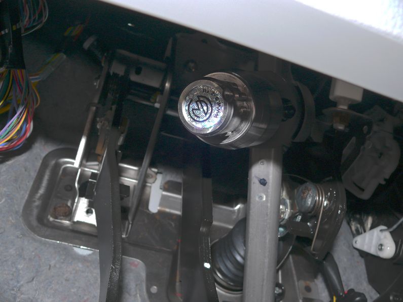 Блокиратор рулевого вала Перехват-Универсал установленный на автомобиле Suzuki SX4 New 2013-