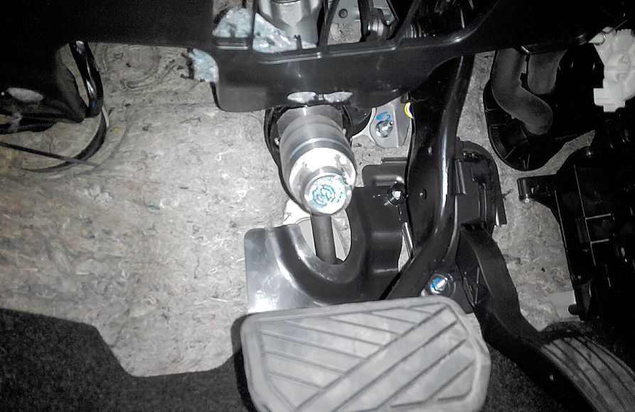 Блокиратор рулевого вала Перехват-Универсал установленный на автомобиле Suzuki Vitara 2014-
