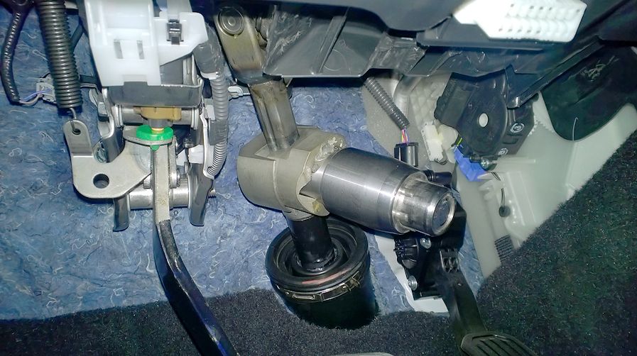 Блокиратор рулевого вала Перехват-Универсал установленный на автомобиле Toyota Camry XV50 2014-