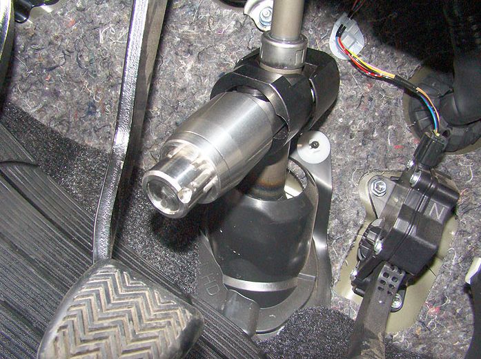 Блокиратор рулевого вала Перехват-Универсал установленный на автомобиле Toyota Corolla 2007-2013