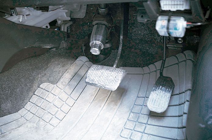 Блокиратор рулевого вала Перехват-Универсал установленный на автомобиле Toyota Corolla Fielder 2006-2012