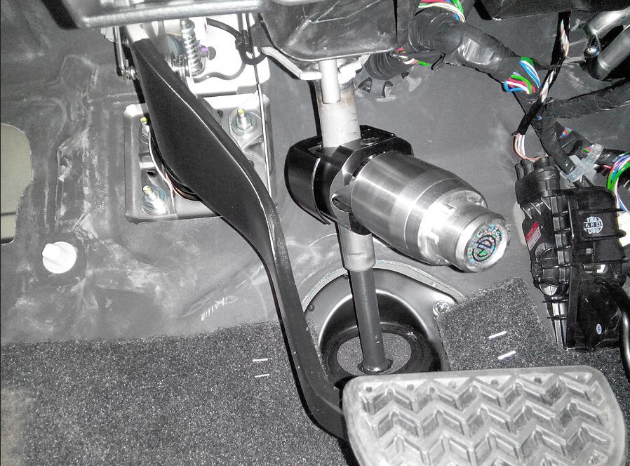 Блокиратор рулевого вала Перехват-Универсал установленный на автомобиле Toyota Hilux 2015-