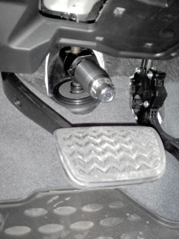 Блокиратор рулевого вала Перехват-Универсал установленный на рулевом валу Toyota Land Cruiser 200.
