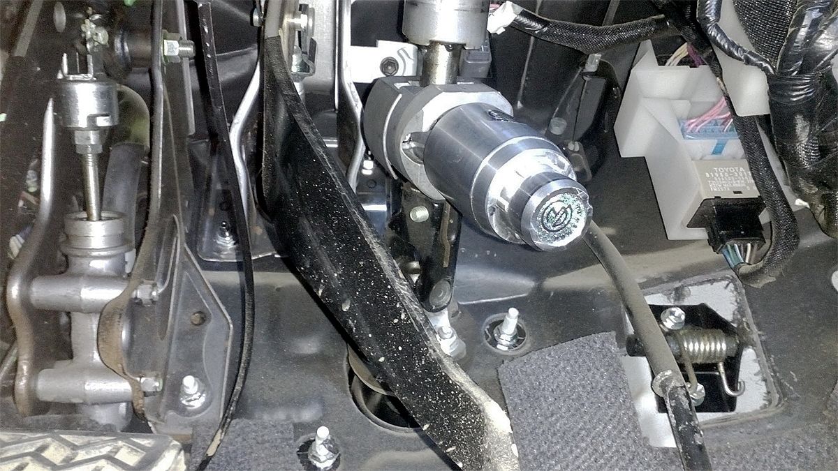 Блокиратор рулевого вала Перехват-Универсал установленный на автомобиле Toyota Land Cruiser 76